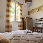 לינה וארוחת בוקר Belle Arti Gallery Garden House 4*